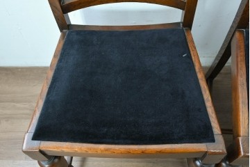 イギリスアンティーク　Lloyd’s Antiques(ロイズ・アンティークス)取り扱い　オーク材　花彫刻が引き立つダイニングチェア4脚セット　(R-087341)