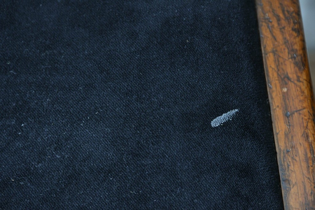 イギリスアンティーク　Lloyd’s Antiques(ロイズ・アンティークス)取り扱い　オーク材　花彫刻が引き立つダイニングチェア4脚セット　(R-087341)