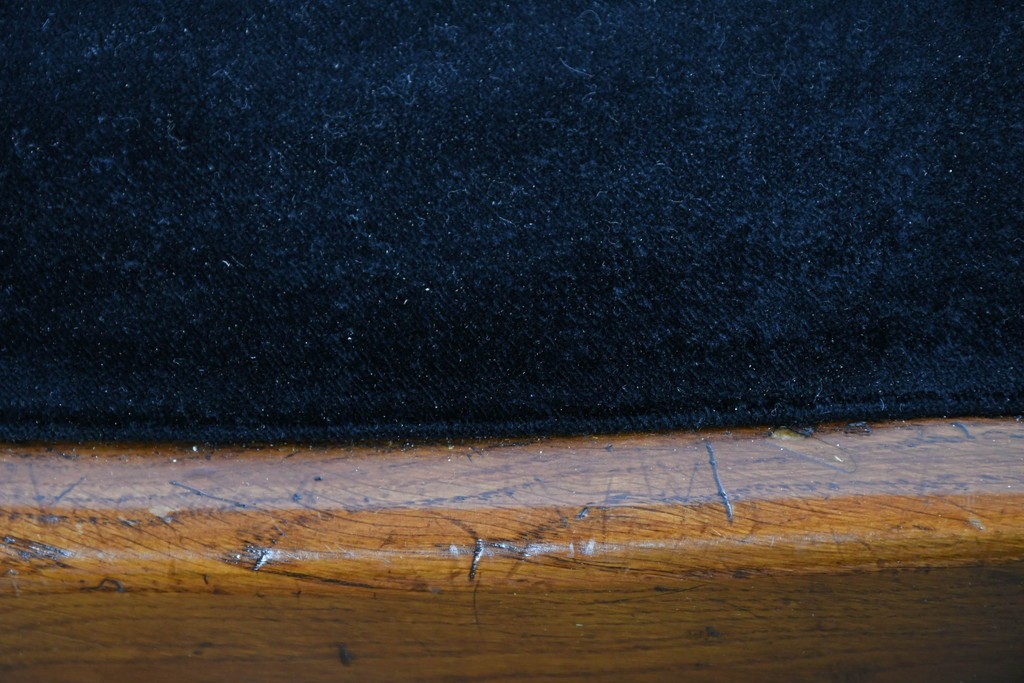 イギリスアンティーク　Lloyd’s Antiques(ロイズ・アンティークス)取り扱い　オーク材　花彫刻が引き立つダイニングチェア4脚セット　(R-087341)