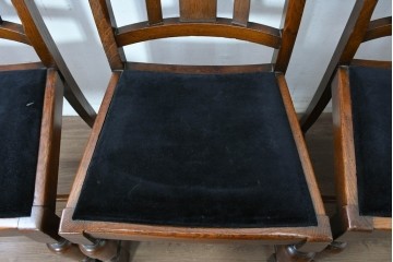 イギリスアンティーク　Lloyd’s Antiques(ロイズ・アンティークス)取り扱い　オーク材　花彫刻が引き立つダイニングチェア4脚セット　(R-087341)