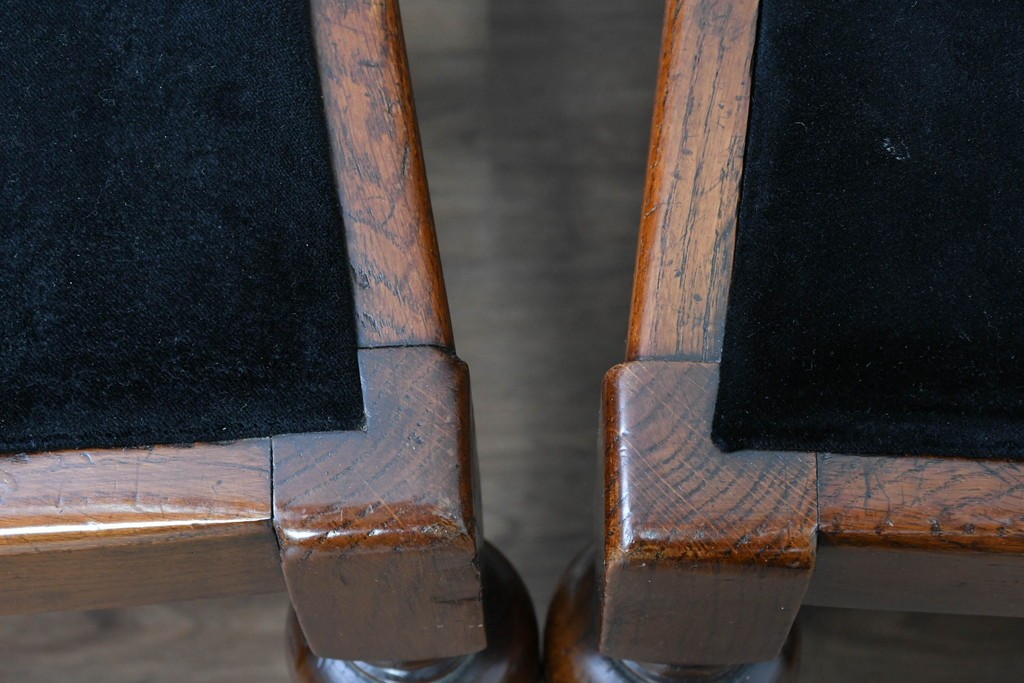 イギリスアンティーク　Lloyd’s Antiques(ロイズ・アンティークス)取り扱い　オーク材　花彫刻が引き立つダイニングチェア4脚セット　(R-087341)