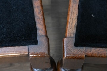 イギリスアンティーク　Lloyd’s Antiques(ロイズ・アンティークス)取り扱い　オーク材　花彫刻が引き立つダイニングチェア4脚セット　(R-087341)