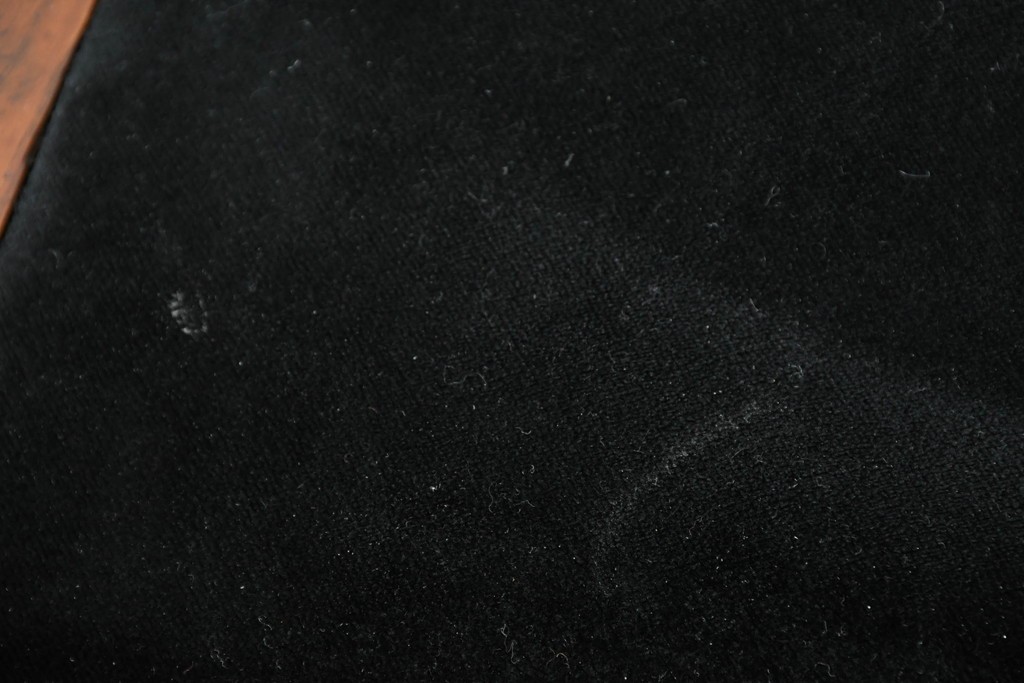 イギリスアンティーク　Lloyd’s Antiques(ロイズ・アンティークス)取り扱い　オーク材　花彫刻が引き立つダイニングチェア4脚セット　(R-087341)