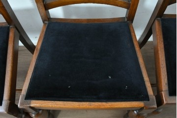 イギリスアンティーク　Lloyd’s Antiques(ロイズ・アンティークス)取り扱い　オーク材　花彫刻が引き立つダイニングチェア4脚セット　(R-087341)