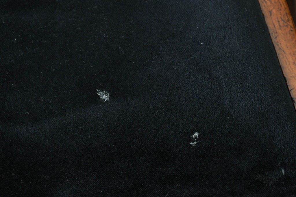 イギリスアンティーク　Lloyd’s Antiques(ロイズ・アンティークス)取り扱い　オーク材　花彫刻が引き立つダイニングチェア4脚セット　(R-087341)