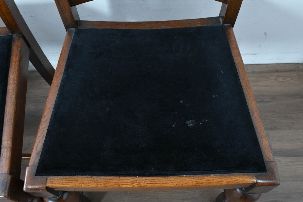 イギリスアンティーク　Lloyd’s Antiques(ロイズ・アンティークス)取り扱い　オーク材　花彫刻が引き立つダイニングチェア4脚セット　(R-087341)