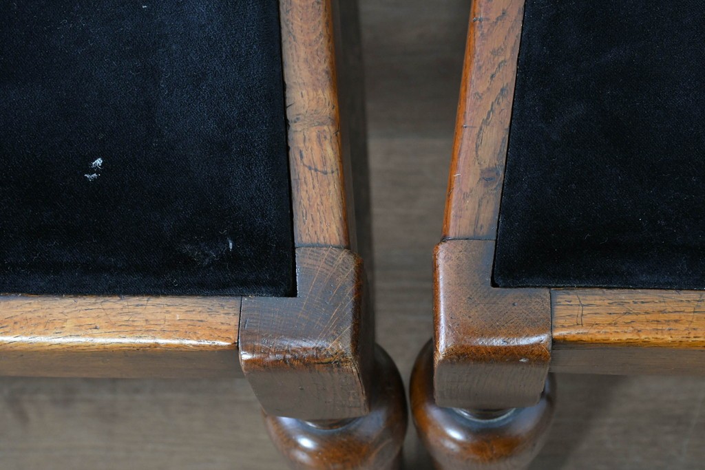 イギリスアンティーク　Lloyd’s Antiques(ロイズ・アンティークス)取り扱い　オーク材　花彫刻が引き立つダイニングチェア4脚セット　(R-087341)