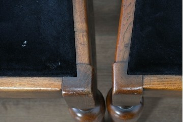 イギリスアンティーク　Lloyd’s Antiques(ロイズ・アンティークス)取り扱い　オーク材　花彫刻が引き立つダイニングチェア4脚セット　(R-087341)