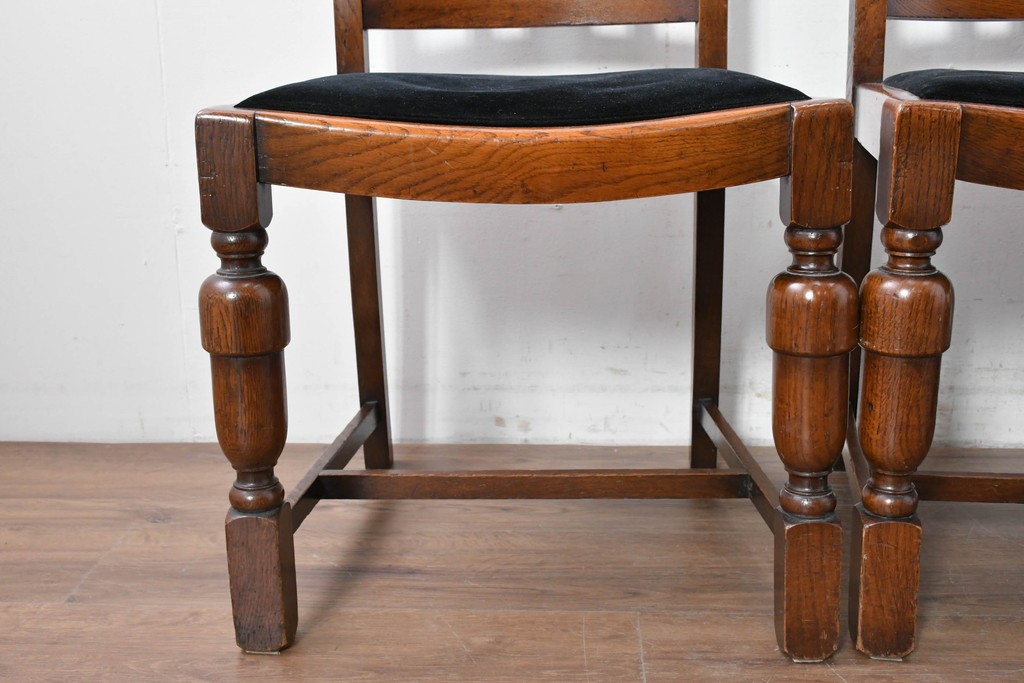 イギリスアンティーク　Lloyd’s Antiques(ロイズ・アンティークス)取り扱い　オーク材　花彫刻が引き立つダイニングチェア4脚セット　(R-087341)