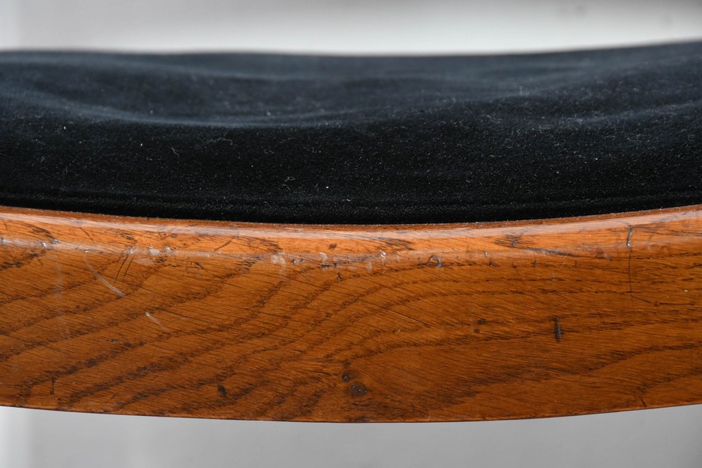 イギリスアンティーク　Lloyd’s Antiques(ロイズ・アンティークス)取り扱い　オーク材　花彫刻が引き立つダイニングチェア4脚セット　(R-087341)