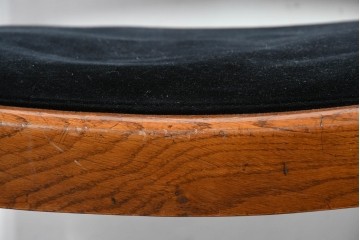 イギリスアンティーク　Lloyd’s Antiques(ロイズ・アンティークス)取り扱い　オーク材　花彫刻が引き立つダイニングチェア4脚セット　(R-087341)