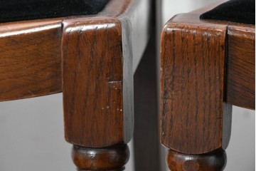 イギリスアンティーク　Lloyd’s Antiques(ロイズ・アンティークス)取り扱い　オーク材　花彫刻が引き立つダイニングチェア4脚セット　(R-087341)