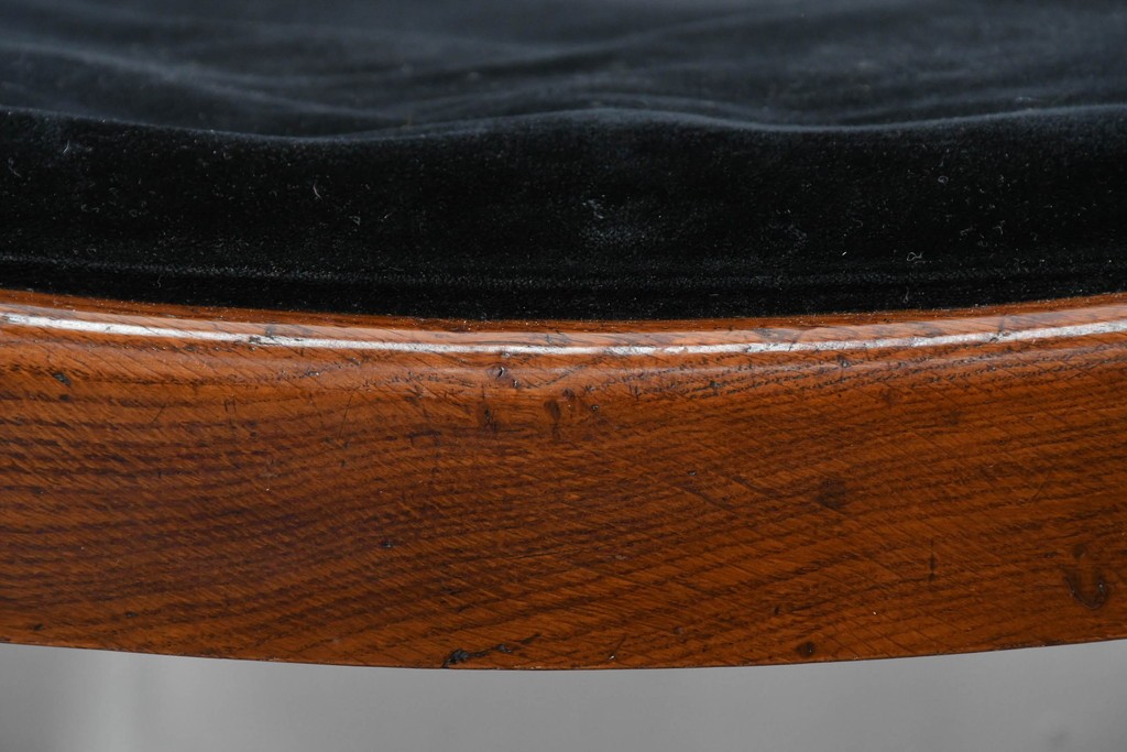 イギリスアンティーク　Lloyd’s Antiques(ロイズ・アンティークス)取り扱い　オーク材　花彫刻が引き立つダイニングチェア4脚セット　(R-087341)