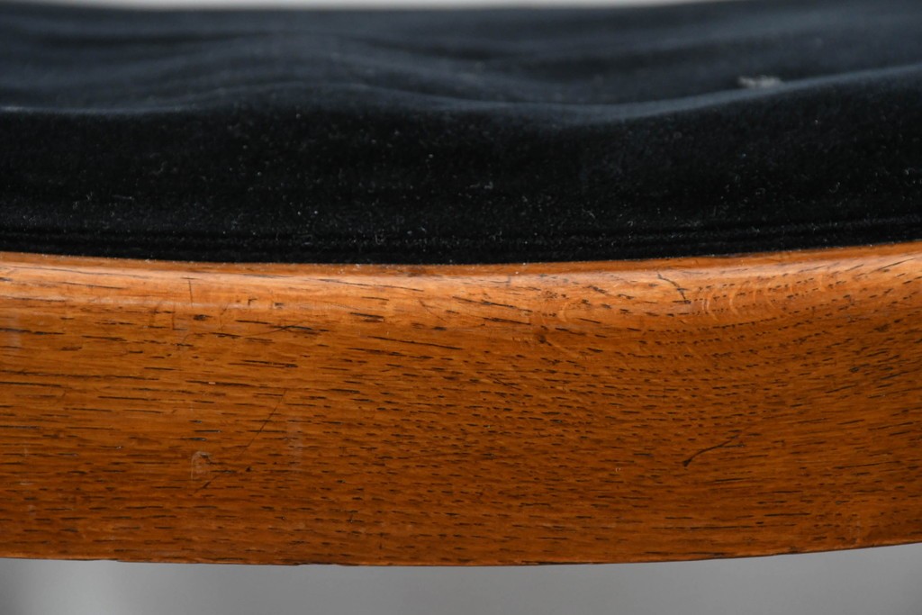 イギリスアンティーク　Lloyd’s Antiques(ロイズ・アンティークス)取り扱い　オーク材　花彫刻が引き立つダイニングチェア4脚セット　(R-087341)