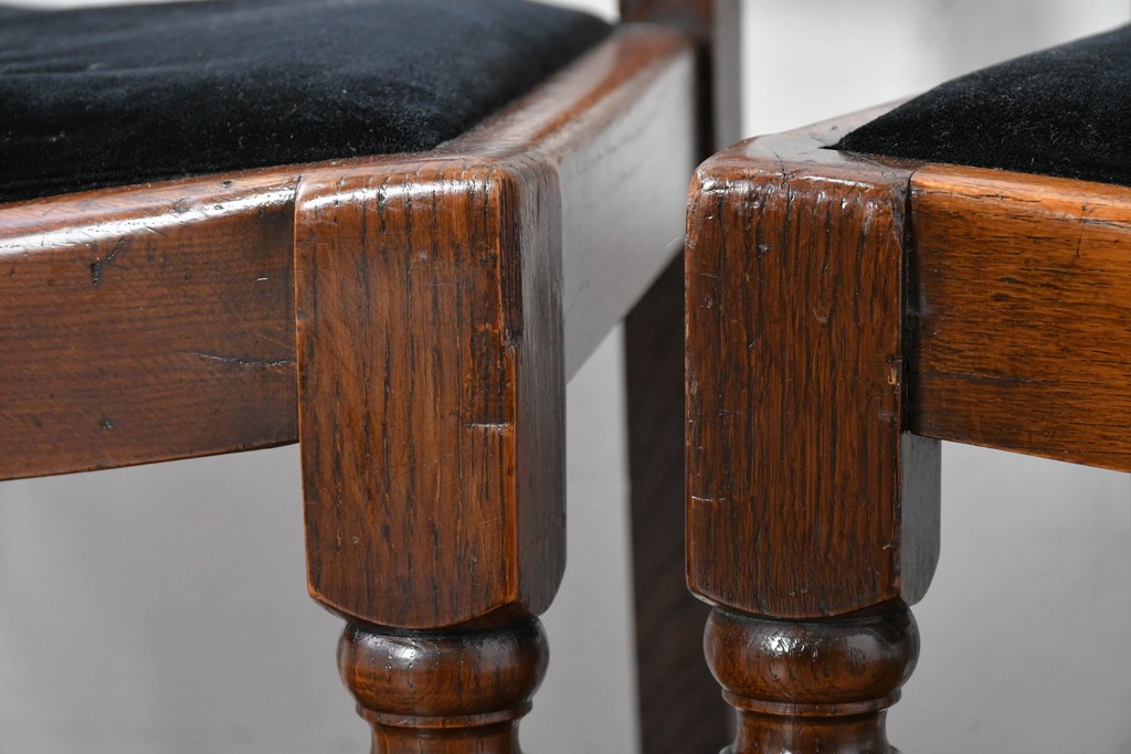 イギリスアンティーク　Lloyd’s Antiques(ロイズ・アンティークス)取り扱い　オーク材　花彫刻が引き立つダイニングチェア4脚セット　(R-087341)