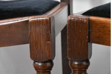 イギリスアンティーク　Lloyd’s Antiques(ロイズ・アンティークス)取り扱い　オーク材　花彫刻が引き立つダイニングチェア4脚セット　(R-087341)