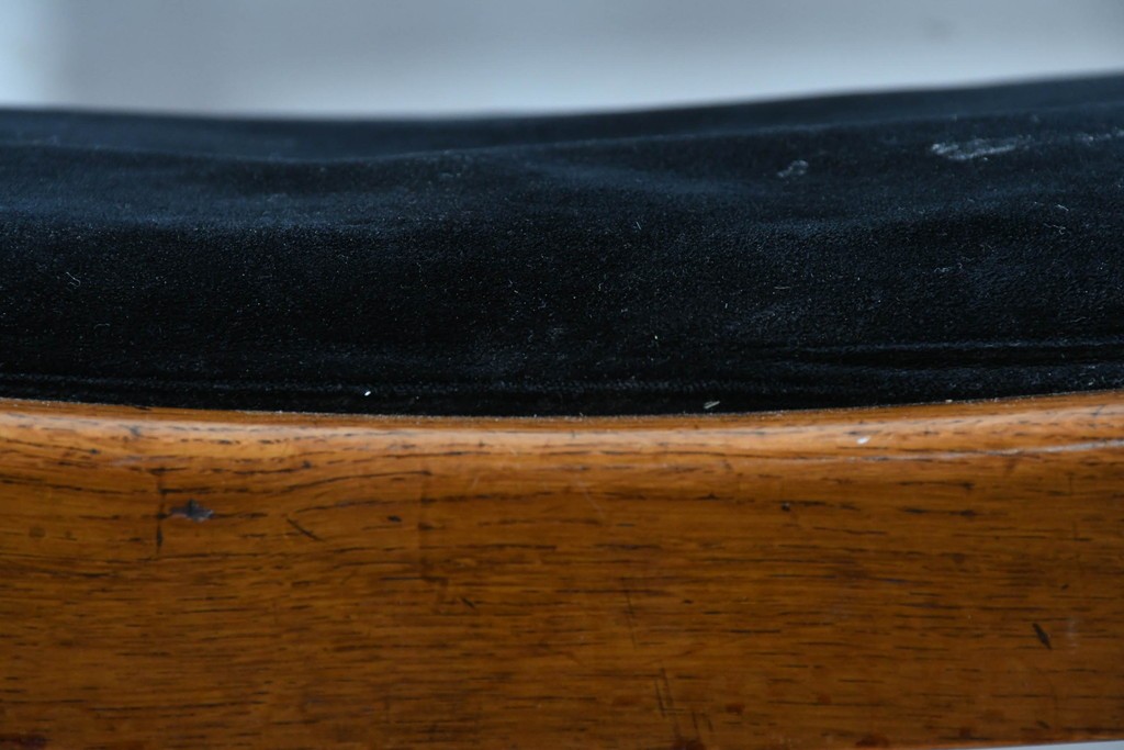 イギリスアンティーク　Lloyd’s Antiques(ロイズ・アンティークス)取り扱い　オーク材　花彫刻が引き立つダイニングチェア4脚セット　(R-087341)