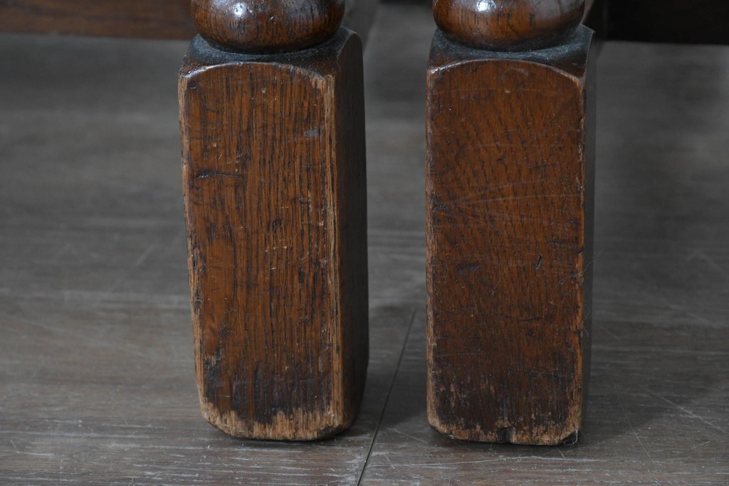 イギリスアンティーク　Lloyd’s Antiques(ロイズ・アンティークス)取り扱い　オーク材　花彫刻が引き立つダイニングチェア4脚セット　(R-087341)