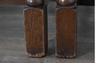 イギリスアンティーク　Lloyd’s Antiques(ロイズ・アンティークス)取り扱い　オーク材　花彫刻が引き立つダイニングチェア4脚セット　(R-087341)