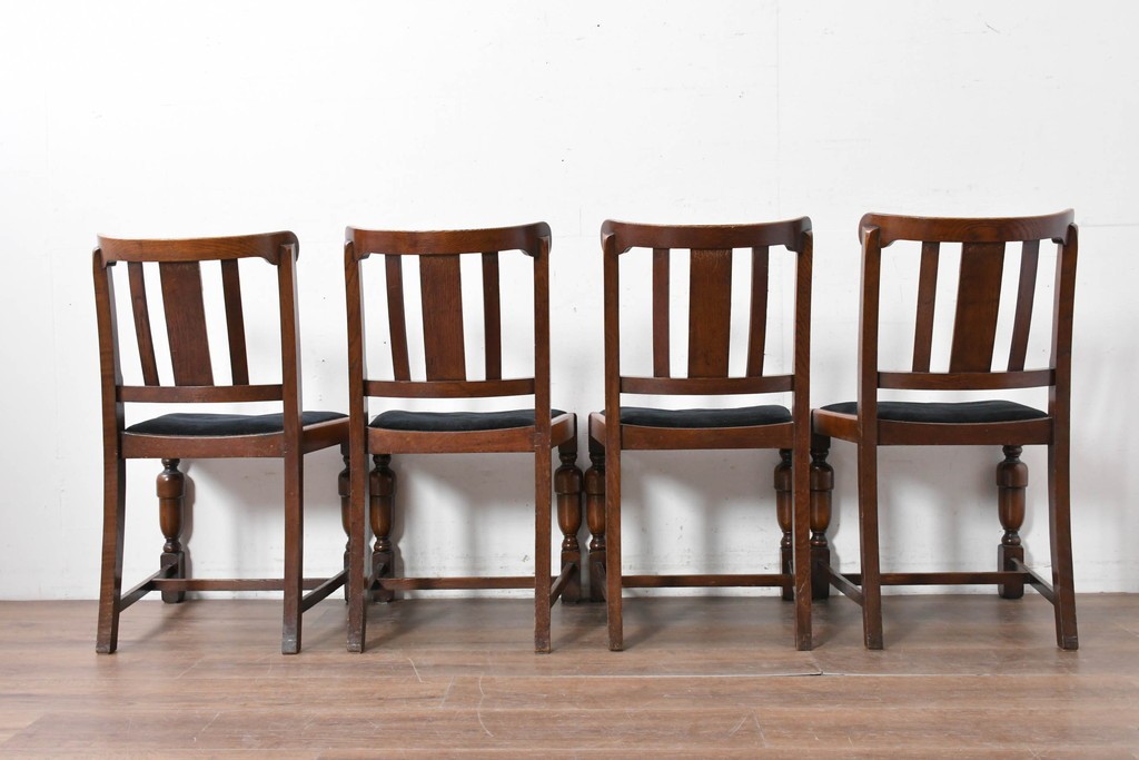 イギリスアンティーク　Lloyd’s Antiques(ロイズ・アンティークス)取り扱い　オーク材　花彫刻が引き立つダイニングチェア4脚セット　(R-087341)