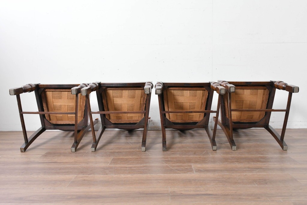 イギリスアンティーク　Lloyd’s Antiques(ロイズ・アンティークス)取り扱い　オーク材　花彫刻が引き立つダイニングチェア4脚セット　(R-087341)