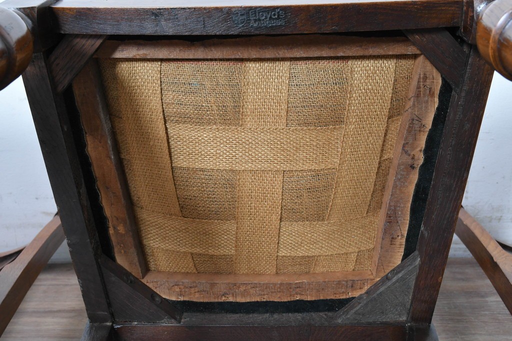 イギリスアンティーク　Lloyd’s Antiques(ロイズ・アンティークス)取り扱い　オーク材　花彫刻が引き立つダイニングチェア4脚セット　(R-087341)