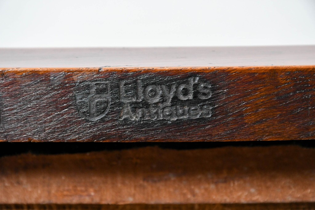 イギリスアンティーク　Lloyd’s Antiques(ロイズ・アンティークス)取り扱い　オーク材　花彫刻が引き立つダイニングチェア4脚セット　(R-087341)