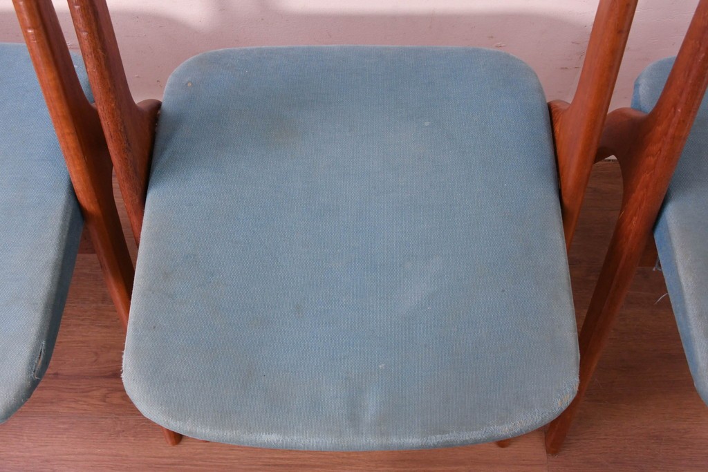 《張地の張り替え加工費込み》　スウェーデンヴィンテージ　希少モデル　Albin Johansson & Soner(アルビン・ヨハンソン&セーナー)　Storken(ストーケン)　背もたれのカーブが印象的なチーク材のダイニングチェア4脚セット　(R-087343)