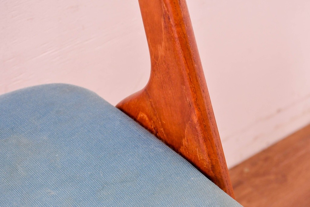 《張地の張り替え加工費込み》　スウェーデンヴィンテージ　希少モデル　Albin Johansson & Soner(アルビン・ヨハンソン&セーナー)　Storken(ストーケン)　背もたれのカーブが印象的なチーク材のダイニングチェア4脚セット　(R-087343)