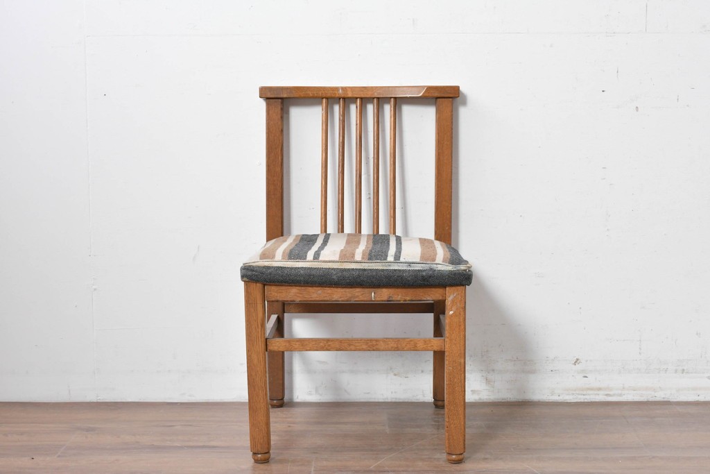 和製ヴィンテージ　楢(ナラ)材　繊細なスポーク状の背もたれと味わい深い木肌のダイニングチェア　(R-087344)