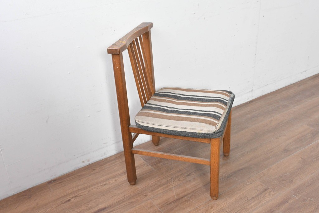 和製ヴィンテージ　楢(ナラ)材　繊細なスポーク状の背もたれと味わい深い木肌のダイニングチェア　(R-087344)