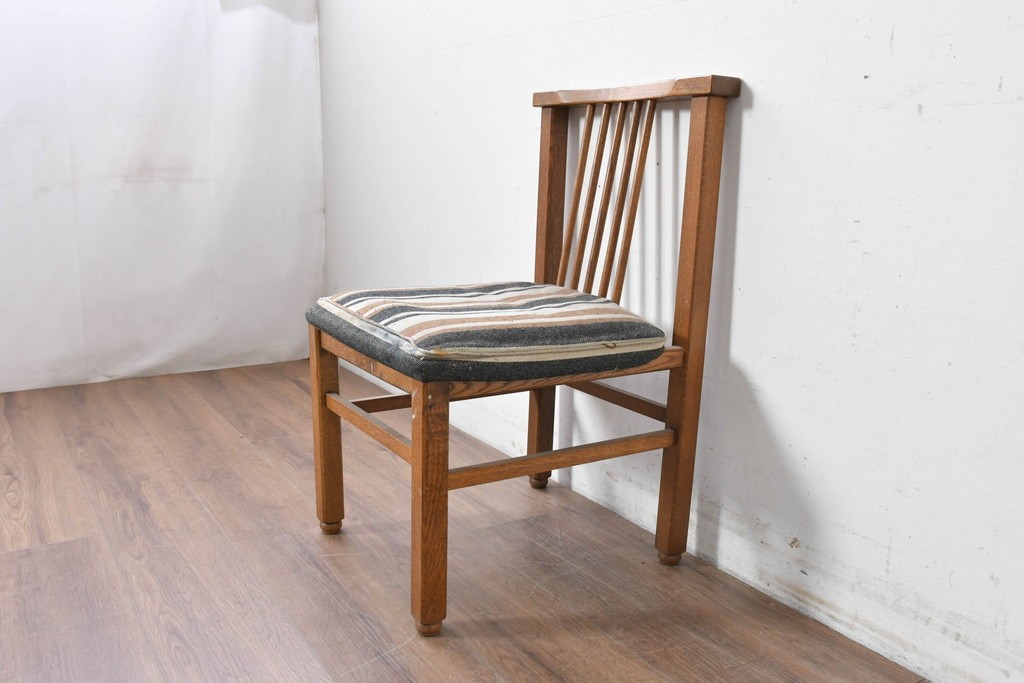 和製ヴィンテージ　楢(ナラ)材　繊細なスポーク状の背もたれと味わい深い木肌のダイニングチェア　(R-087344)