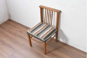 和製ヴィンテージ　楢(ナラ)材　繊細なスポーク状の背もたれと味わい深い木肌のダイニングチェア　(R-087344)