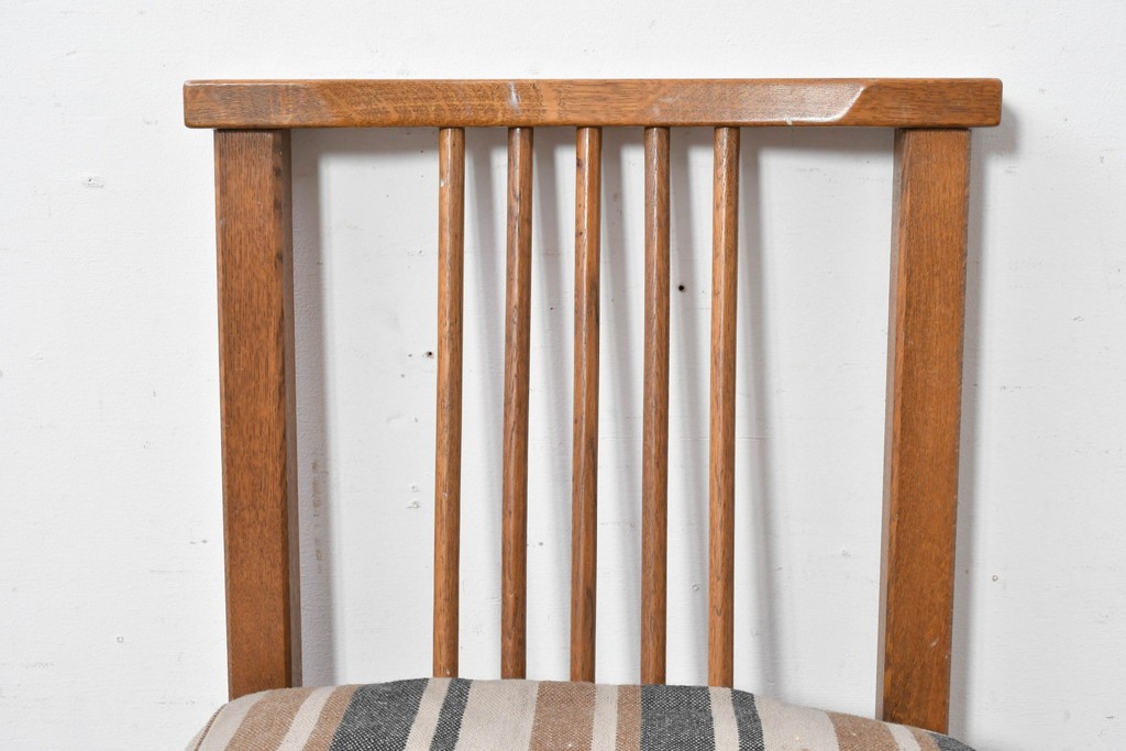 和製ヴィンテージ　楢(ナラ)材　繊細なスポーク状の背もたれと味わい深い木肌のダイニングチェア　(R-087344)