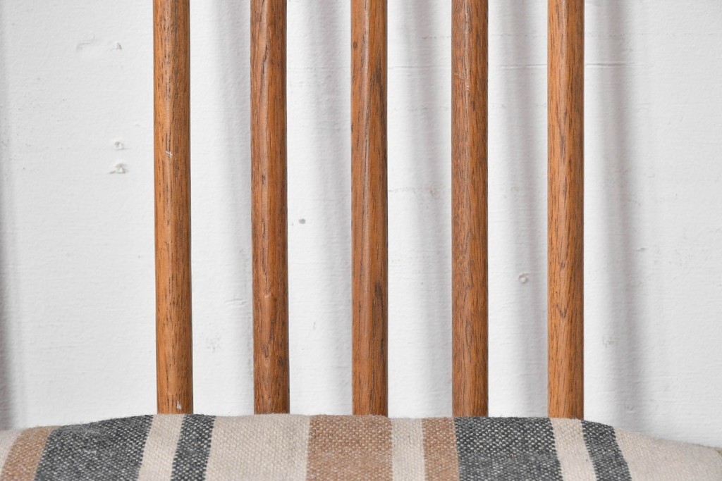 和製ヴィンテージ　楢(ナラ)材　繊細なスポーク状の背もたれと味わい深い木肌のダイニングチェア　(R-087344)