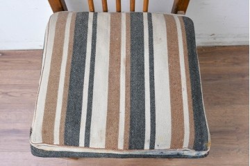 和製ヴィンテージ　楢(ナラ)材　繊細なスポーク状の背もたれと味わい深い木肌のダイニングチェア　(R-087344)