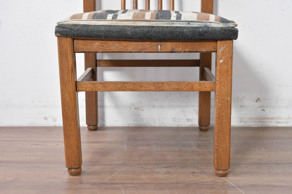 和製ヴィンテージ　楢(ナラ)材　繊細なスポーク状の背もたれと味わい深い木肌のダイニングチェア　(R-087344)