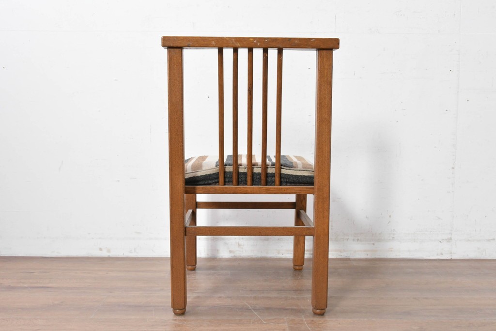 和製ヴィンテージ　楢(ナラ)材　繊細なスポーク状の背もたれと味わい深い木肌のダイニングチェア　(R-087344)