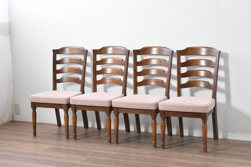 中古　美品　希少な廃番品!　飛騨産業　キツツキマーク　穂高シリーズ　曲線を活かした背もたれと挽き物脚が調和するクラシックダイニングチェア4脚セット　現行定価(4脚合計)約30万円　(R-087345)