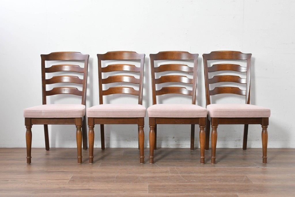 中古　美品　希少な廃番品!　飛騨産業　キツツキマーク　穂高シリーズ　曲線を活かした背もたれと挽き物脚が調和するクラシックダイニングチェア4脚セット　現行定価(4脚合計)約30万円　(R-087345)