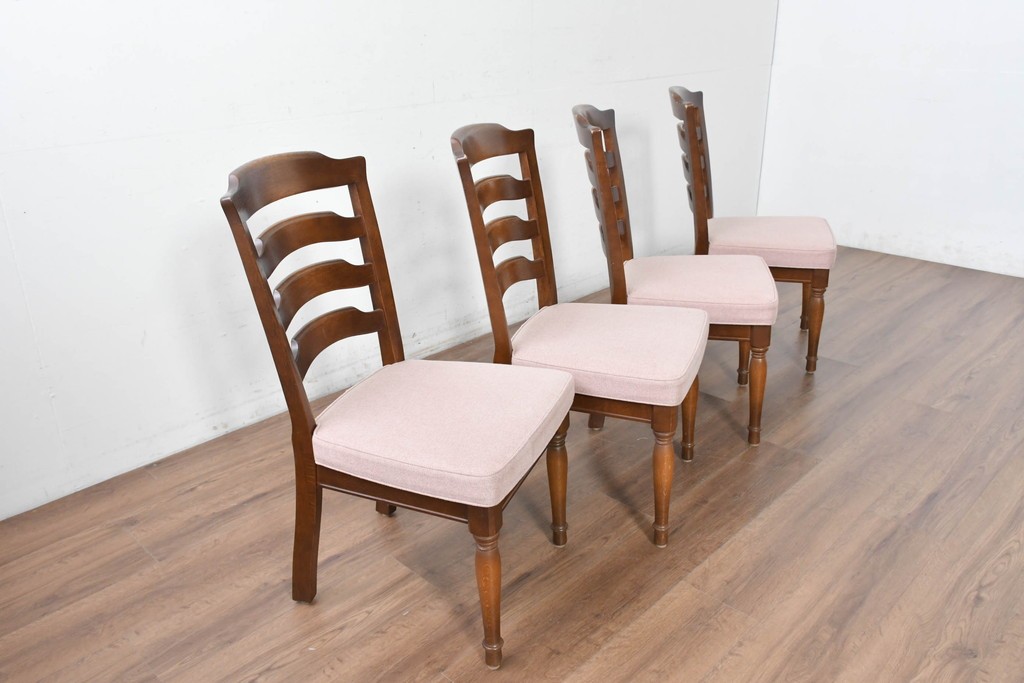 中古　美品　希少な廃番品!　飛騨産業　キツツキマーク　穂高シリーズ　曲線を活かした背もたれと挽き物脚が調和するクラシックダイニングチェア4脚セット　現行定価(4脚合計)約30万円　(R-087345)