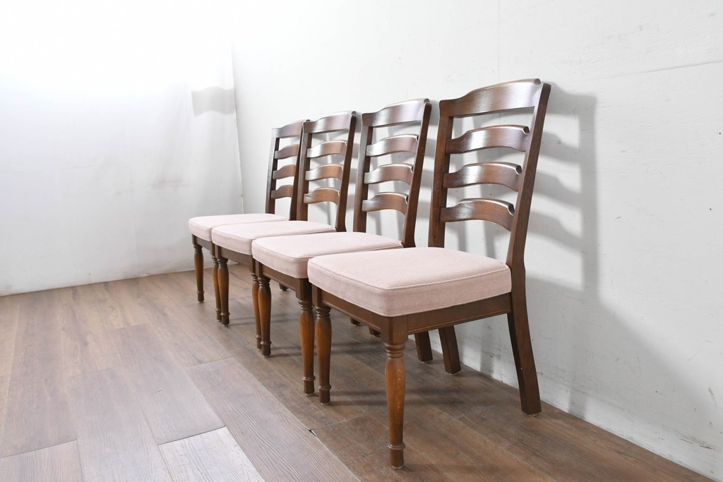 中古　美品　希少な廃番品!　飛騨産業　キツツキマーク　穂高シリーズ　曲線を活かした背もたれと挽き物脚が調和するクラシックダイニングチェア4脚セット　現行定価(4脚合計)約30万円　(R-087345)