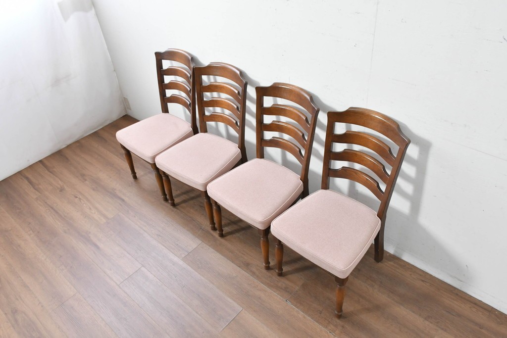 中古　美品　希少な廃番品!　飛騨産業　キツツキマーク　穂高シリーズ　曲線を活かした背もたれと挽き物脚が調和するクラシックダイニングチェア4脚セット　現行定価(4脚合計)約30万円　(R-087345)