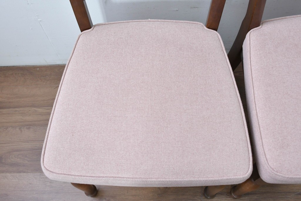 中古　美品　希少な廃番品!　飛騨産業　キツツキマーク　穂高シリーズ　曲線を活かした背もたれと挽き物脚が調和するクラシックダイニングチェア4脚セット　現行定価(4脚合計)約30万円　(R-087345)