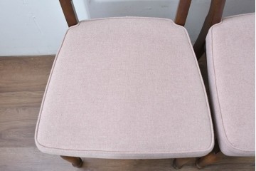 中古　美品　希少な廃番品!　飛騨産業　キツツキマーク　穂高シリーズ　曲線を活かした背もたれと挽き物脚が調和するクラシックダイニングチェア4脚セット　現行定価(4脚合計)約30万円　(R-087345)