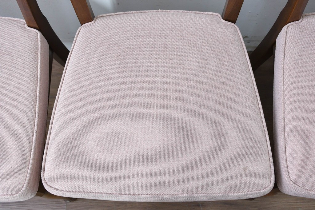 中古　美品　希少な廃番品!　飛騨産業　キツツキマーク　穂高シリーズ　曲線を活かした背もたれと挽き物脚が調和するクラシックダイニングチェア4脚セット　現行定価(4脚合計)約30万円　(R-087345)