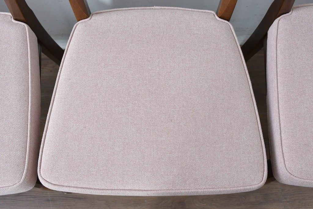 中古　美品　希少な廃番品!　飛騨産業　キツツキマーク　穂高シリーズ　曲線を活かした背もたれと挽き物脚が調和するクラシックダイニングチェア4脚セット　現行定価(4脚合計)約30万円　(R-087345)