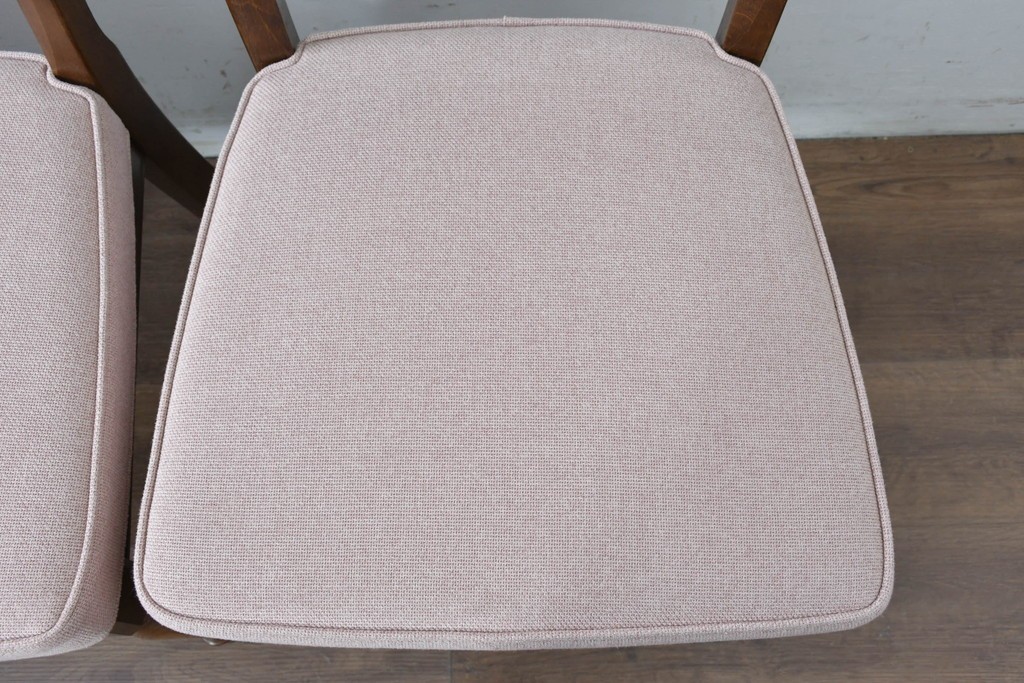 中古　美品　希少な廃番品!　飛騨産業　キツツキマーク　穂高シリーズ　曲線を活かした背もたれと挽き物脚が調和するクラシックダイニングチェア4脚セット　現行定価(4脚合計)約30万円　(R-087345)