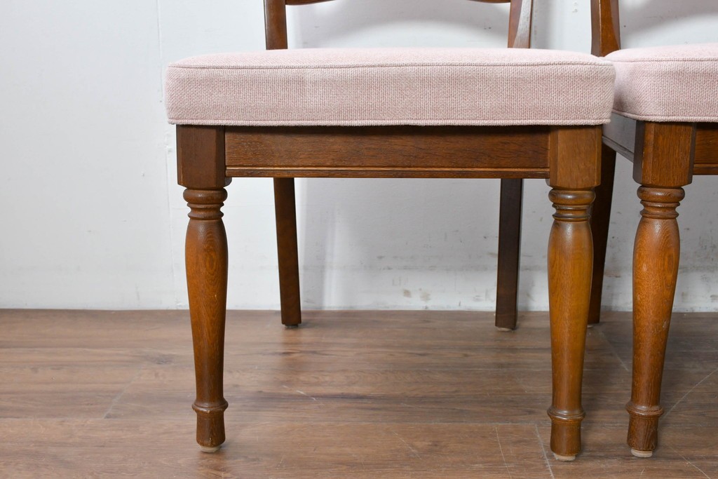 中古　美品　希少な廃番品!　飛騨産業　キツツキマーク　穂高シリーズ　曲線を活かした背もたれと挽き物脚が調和するクラシックダイニングチェア4脚セット　現行定価(4脚合計)約30万円　(R-087345)