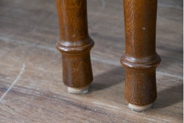 中古　美品　希少な廃番品!　飛騨産業　キツツキマーク　穂高シリーズ　曲線を活かした背もたれと挽き物脚が調和するクラシックダイニングチェア4脚セット　現行定価(4脚合計)約30万円　(R-087345)